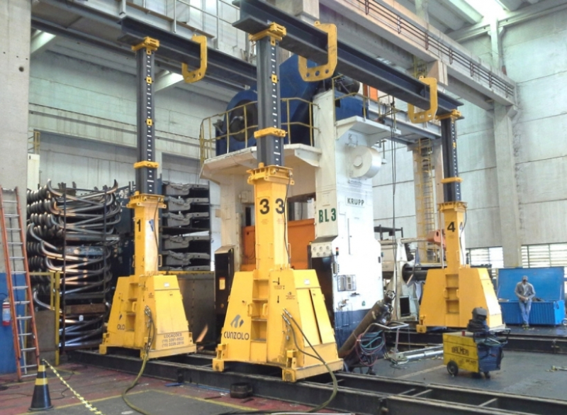 O aluguel de pórtico rolante sobre trilhos é uma solução eficiente para içamentos de cargas com peso até 200 toneladas. O equipamento é uma excelente escolha, especialmente para içamentos em locais fechados, em galpões industriais com pé direito baixo.