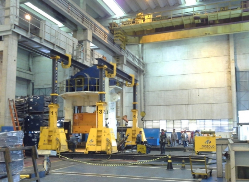 O aluguel de pórtico rolante sobre trilhos é uma solução eficiente para içamentos de cargas com peso até 200 toneladas. O equipamento é uma excelente escolha, especialmente para içamentos em locais fechados, em galpões industriais com pé direito baixo.