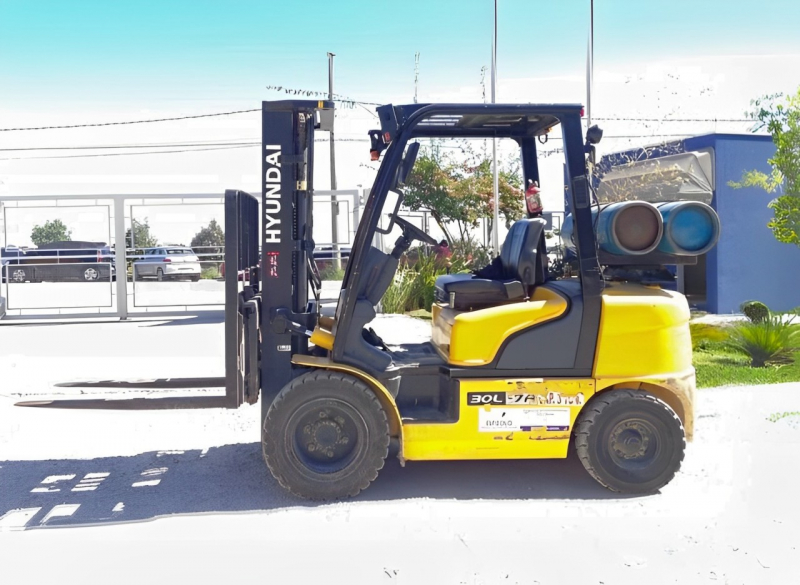 A Empilhadeira Hyundai 30L-7A - 3 toneladas é compacta e indicada para uso interno e externo. 