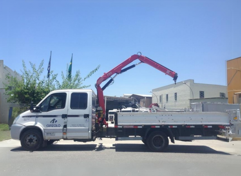 O Guindaste Articulado Fassi F50A (Guindauto) possui carroceria aliada � lan�a articulada que o torna �nico em opera��es que requerem peso, dist�ncia e altura, podendo trabalhar em locais confinados e com limita��o de altura.