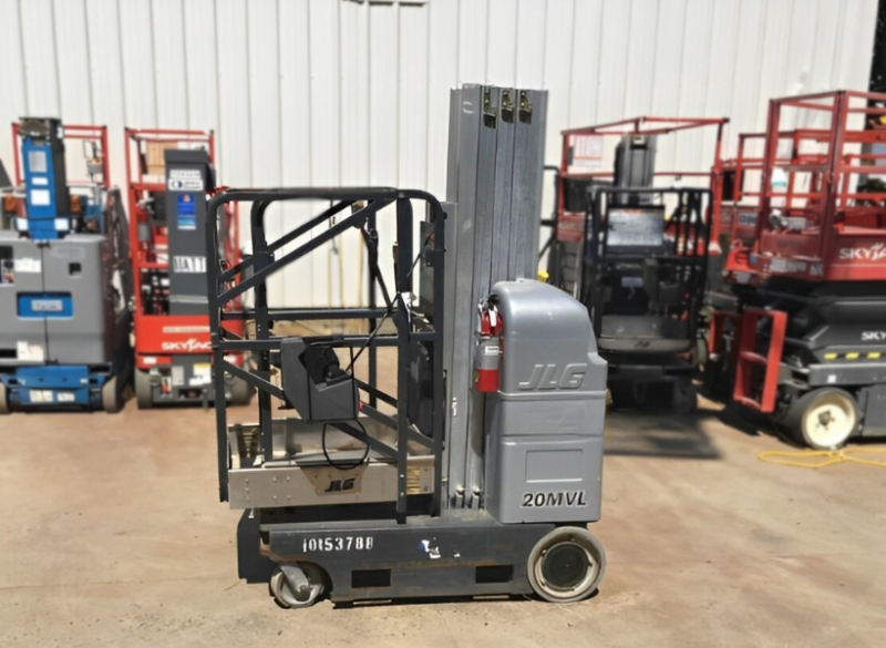 A Plataforma JLG 20 MVL é uma máquina ideal para acesso em altura para serviços como trocas de lâmpadas. Ela é indicada em casos nos quais o trabalho de manutenção ou de reparo exige rapidez e o alcance elevado em espaços confinados.
