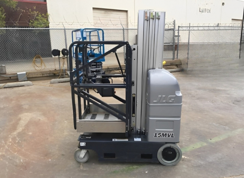 A Plataforma Individual JLG 15MVL é uma Plataforma de Trabalho em Altura compacta e ideal para ambientes internos cujo acesso é mais restrito. O operador tem, à sua disposição, controle total da direção, elevação e o abaixamento da PTA por meio de um único joystick. Além disso é um equipamento estável e confortável.