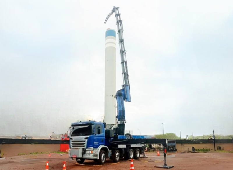 O Guindaste Articulado FASSI F1950 possui capacidade de içamento de 30 toneladas a 4,3 metros. É utilizado em substituições de pontes rolantes, montagens de lajes, gruas, pré-moldados e estruturas metálicas, bem como instalações de tanques e inspeções de chaminés.