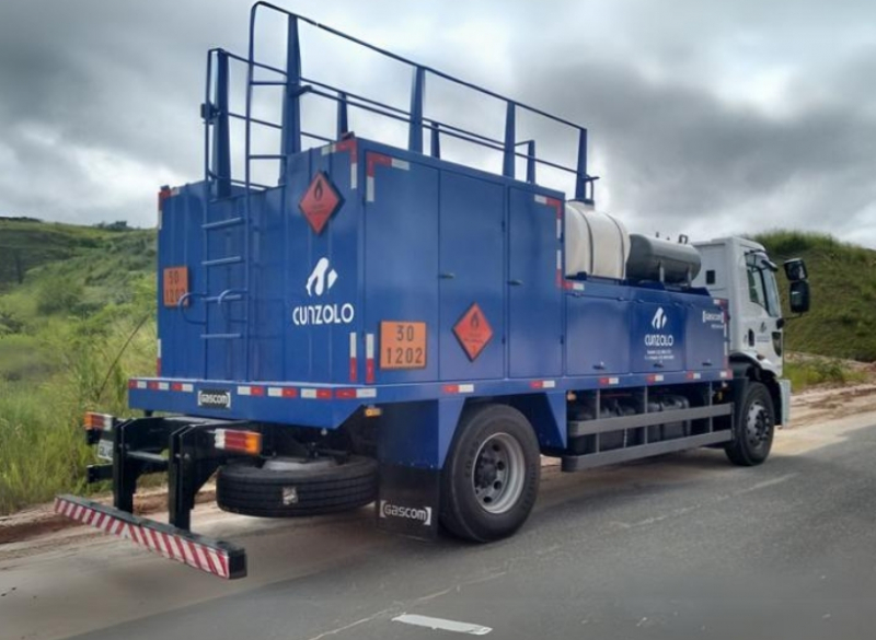 Locação de caminhão comboio destinado ao transporte de combustíveis e lubrificantes. É imprescindível para o atendimento de máquinas na obra, quando a frota não puder ir até a oficina garantindo a produtividade. 