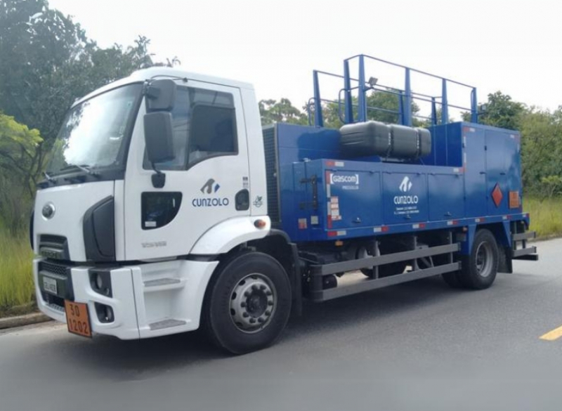 Locação de caminhão comboio destinado ao transporte de combustíveis e lubrificantes. É imprescindível para o atendimento de máquinas na obra, quando a frota não puder ir até a oficina garantindo a produtividade. 