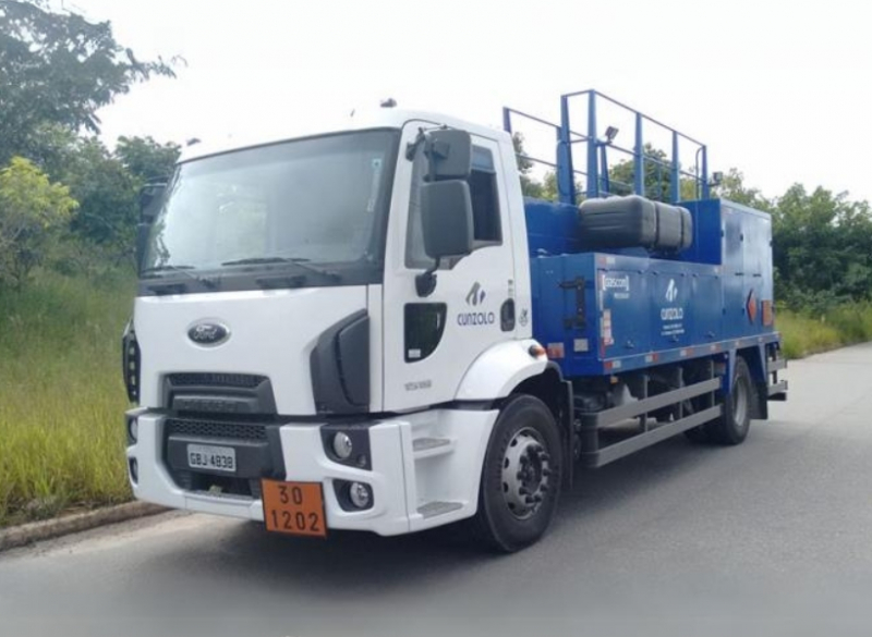 Locação de caminhão comboio destinado ao transporte de combustíveis e lubrificantes. É imprescindível para o atendimento de máquinas na obra, quando a frota não puder ir até a oficina garantindo a produtividade. 