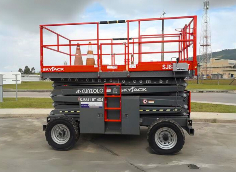 A Plataforma Tesoura SKYJACK SJ8841 RT é a PTA tipo tesoura ideal para construções e indústrias pela sua agilidade e robustez.