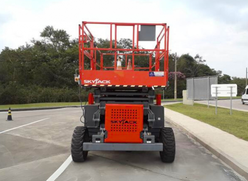 A Plataforma Tesoura SKYJACK SJ8841 RT é a PTA tipo tesoura ideal para construções e indústrias pela sua agilidade e robustez.