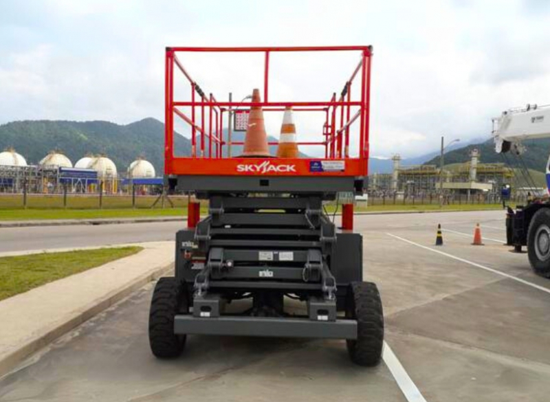 A Plataforma Tesoura SKYJACK SJ8841 RT é a PTA tipo tesoura ideal para construções e indústrias pela sua agilidade e robustez.