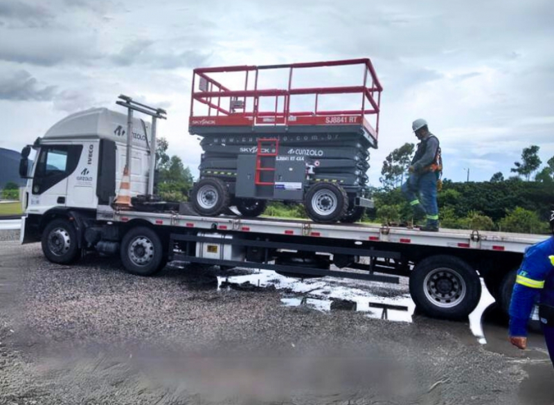 A Plataforma Tesoura SKYJACK SJ8841 RT é a PTA tipo tesoura ideal para construções e indústrias pela sua agilidade e robustez.