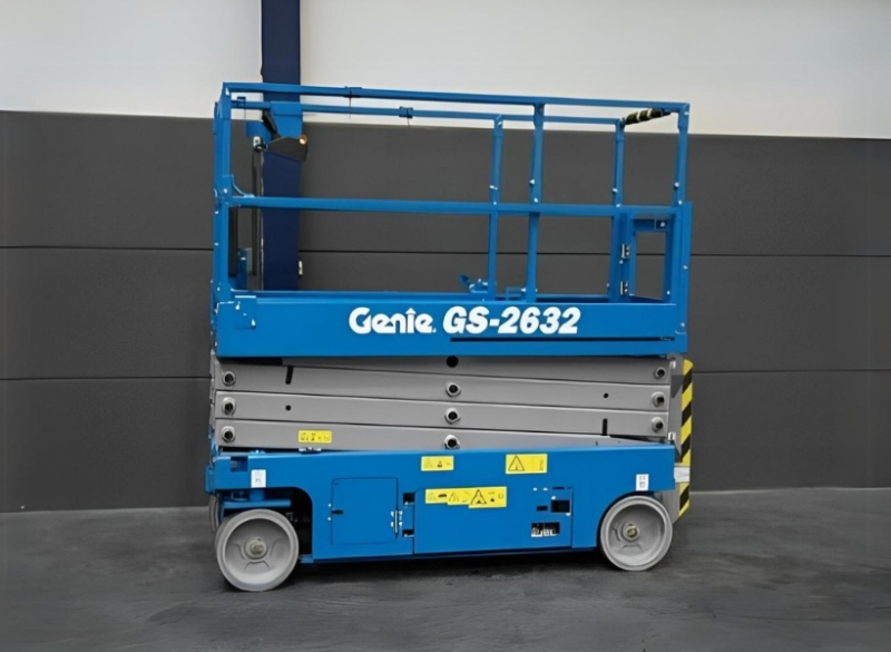 A Plataforma Elevatória Tesoura Genie 2632ES é ideal para espaços apertados em ambientes internos, pois o funcionamento é elétrico e não emite gases e o pneu é maciço, não marcando o solo.