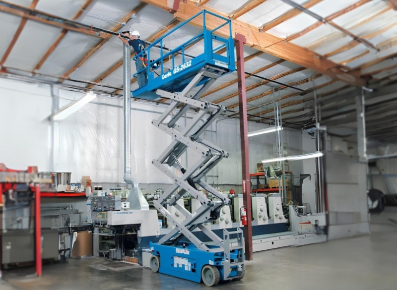 A Plataforma Elevatória Tesoura Genie 2632ES é ideal para espaços apertados em ambientes internos, pois o funcionamento é elétrico e não emite gases e o pneu é maciço, não marcando o solo.