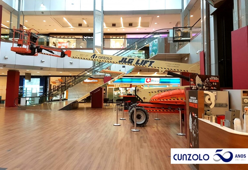 A Plataforma elevatória elétrica PTA JLG E600 foi escolhida para ação no shopping em São José dos Campos por ser movida a bateria e possuir pneus não marcantes. 
A Plataforma aérea elétrica é a escolha certa para locais fechados e piso delicado.