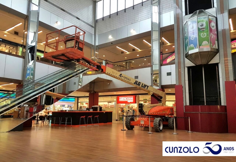 A Plataforma elevatória elétrica PTA JLG E600 foi escolhida para ação no shopping em São José dos Campos por ser movida a bateria e possuir pneus não marcantes. 
A Plataforma aérea elétrica é a escolha certa para locais fechados e piso delicado.