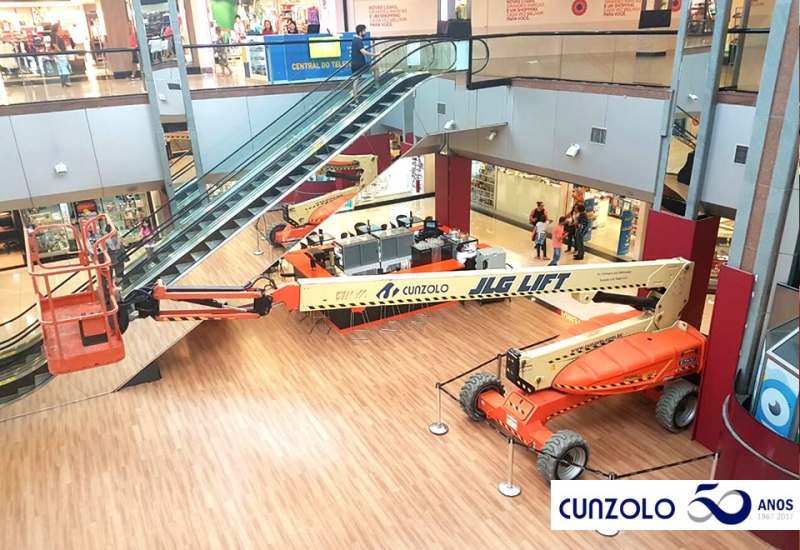 A Plataforma elevatória elétrica PTA JLG E600 foi escolhida para ação no shopping em São José dos Campos por ser movida a bateria e possuir pneus não marcantes. 
A Plataforma aérea elétrica é a escolha certa para locais fechados e piso delicado.