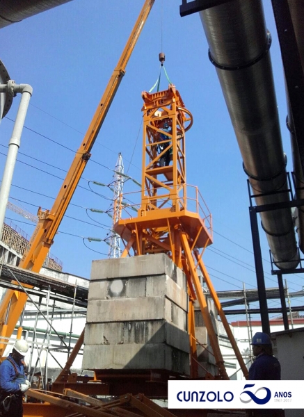 O Guindaste Industrial Broderson IC-250 com capacidade de 16,3 toneladas, realizou o içamento de peças em obra em São Paulo-SP.