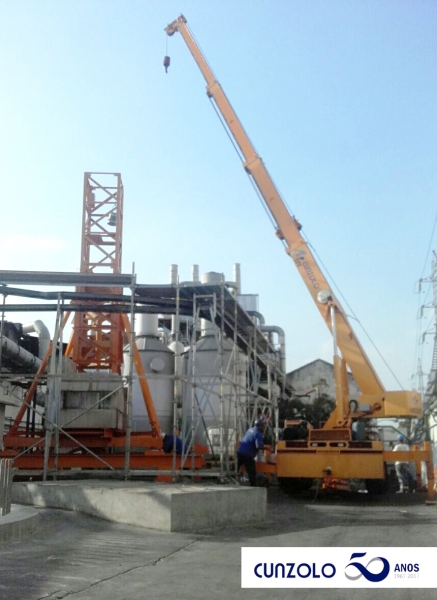 O Guindaste Industrial Broderson IC-250 com capacidade de 16,3 toneladas, realizou o içamento de peças em obra em São Paulo-SP.
