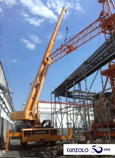 O Guindaste Industrial Broderson IC-250 com capacidade de 16,3 toneladas, realizou o içamento de peças em obra em São Paulo-SP.