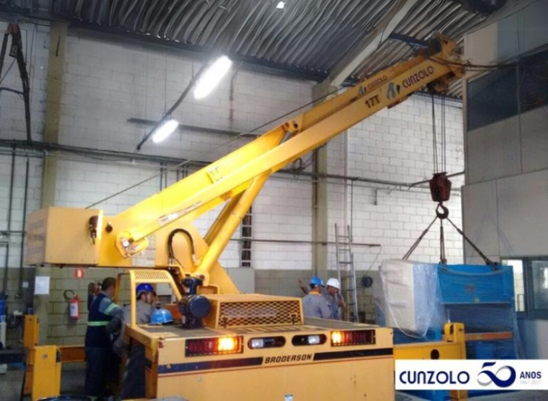 Equipe de Remoção Industrial em Ação na cidade de Campinas-SP. O transporte de máquina em local de espaço restrito e de difícil acesso foi realizado com o Guindaste Industrial Broderson IC-250.