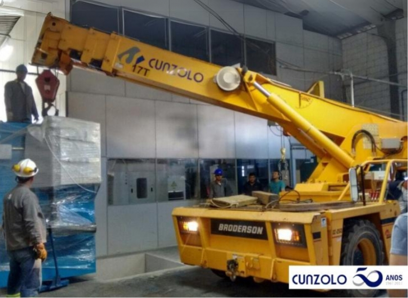 Equipe de Remoção Industrial em Ação na cidade de Campinas-SP. O transporte de máquina em local de espaço restrito e de difícil acesso foi realizado com o Guindaste Industrial Broderson IC-250.