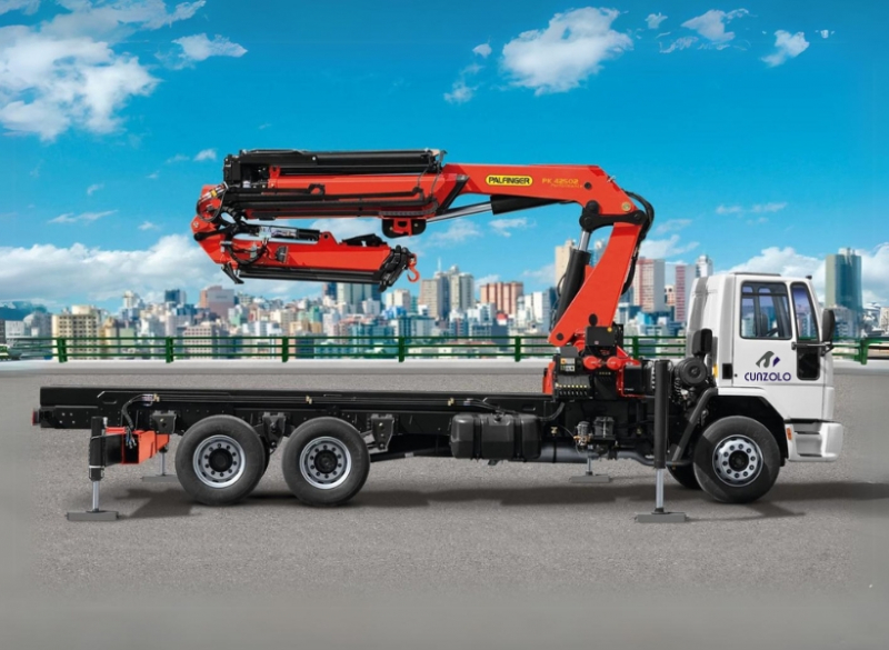 A Cunzolo oferece a locação de guindaste Palfinger PK 42000 com capacidade total de 12.600 kg. Esse é um modelo articulado, fixado ao chassi do veículo, que permite a movimentação de grandes e médias cargas com rapidez e estabilidade.