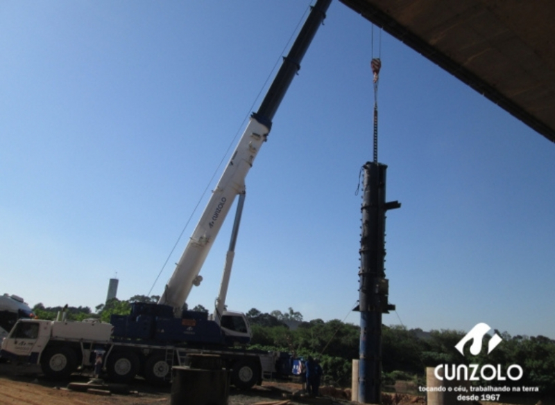 A Cunzolo realizou o içamento de uma peça de 8 metros de comprimento, 2 de diâmetro e 26 toneladas na Rodovia Ayrton Senna Km 18 em Guarulhos  SP. A operação foi realizada com o Guindaste Rodoviário ATF 220-2 (cap. 220t) em um raio operacional de 11 metros.