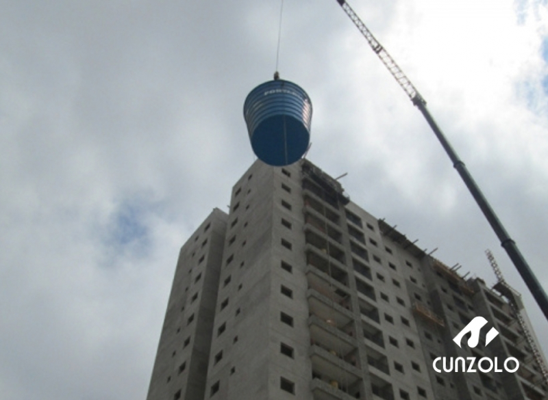 A Cunzolo realizou o içamento de uma caixa d´água em Taubaté- SP. Os equipamentos utilizados para essa operação foram os guindastes: Rodoviário Tadano ATF 110G-5 e o Guindaste Articulado Hiab 377/2 para montagem do Jib do ATF 110G-5.
