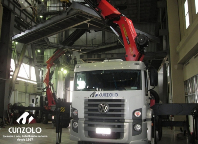 A Cunzolo realizou o içamento de uma estrutura metálica em formato de U. Foram utilizados o Guindaste Articulado Fassi 1150 e o Guindaste Articulado PK 100002, por serem curtos e possuírem uma boa capacidade de içamento em grandes raios.