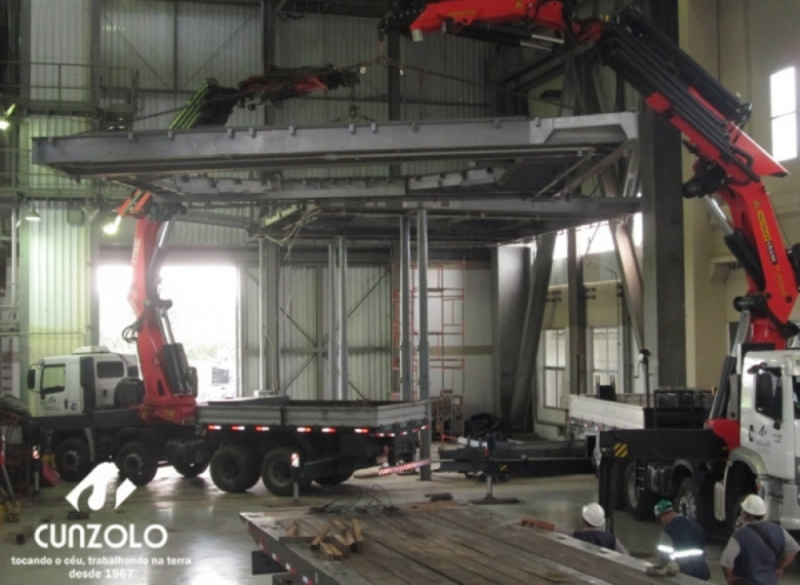 A Cunzolo realizou o içamento de uma estrutura metálica em formato de U. Foram utilizados o Guindaste Articulado Fassi 1150 e o Guindaste Articulado PK 100002, por serem curtos e possuírem uma boa capacidade de içamento em grandes raios.