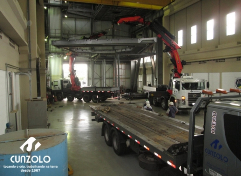 A Cunzolo realizou o içamento de uma estrutura metálica em formato de U. Foram utilizados o Guindaste Articulado Fassi 1150 e o Guindaste Articulado PK 100002, por serem curtos e possuírem uma boa capacidade de içamento em grandes raios.
