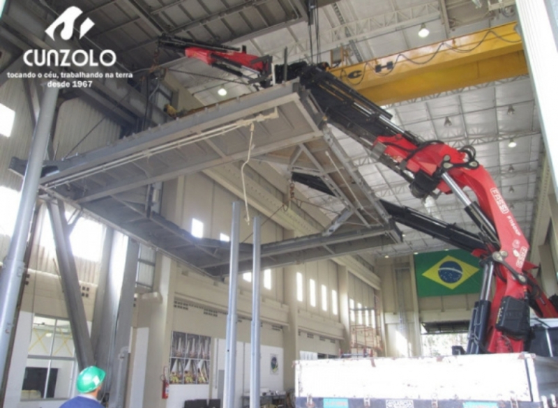 A Cunzolo realizou o içamento de uma estrutura metálica em formato de U. Foram utilizados o Guindaste Articulado Fassi 1150 e o Guindaste Articulado PK 100002, por serem curtos e possuírem uma boa capacidade de içamento em grandes raios.