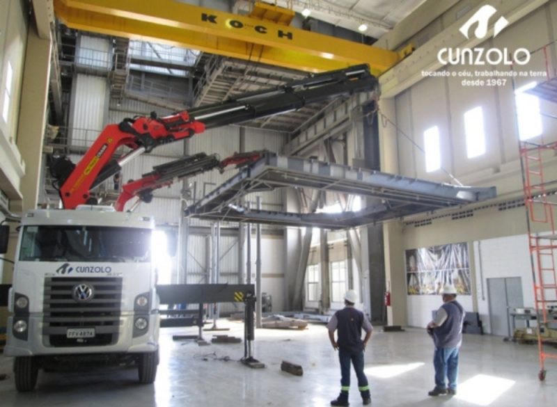A Cunzolo realizou o içamento de uma estrutura metálica em formato de U. Foram utilizados o Guindaste Articulado Fassi 1150 e o Guindaste Articulado PK 100002, por serem curtos e possuírem uma boa capacidade de içamento em grandes raios.
