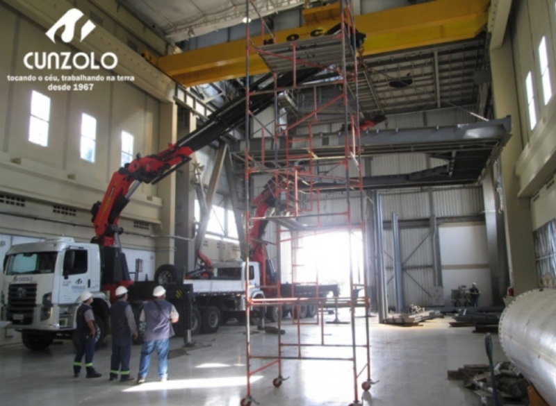 A Cunzolo realizou o içamento de uma estrutura metálica em formato de U. Foram utilizados o Guindaste Articulado Fassi 1150 e o Guindaste Articulado PK 100002, por serem curtos e possuírem uma boa capacidade de içamento em grandes raios.