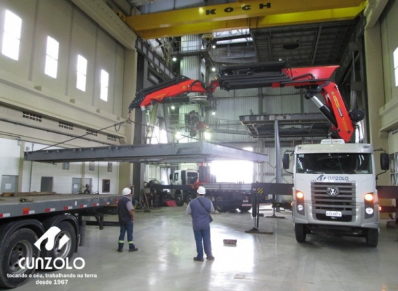 A Cunzolo realizou o içamento de uma estrutura metálica em formato de U. Foram utilizados o Guindaste Articulado Fassi 1150 e o Guindaste Articulado PK 100002, por serem curtos e possuírem uma boa capacidade de içamento em grandes raios.