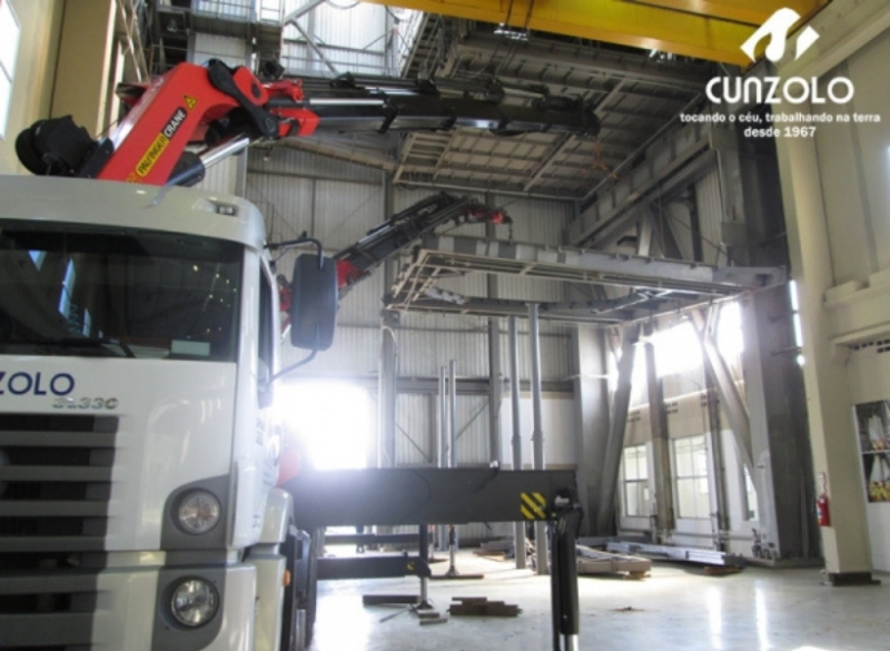 A Cunzolo realizou o içamento de uma estrutura metálica em formato de U. Foram utilizados o Guindaste Articulado Fassi 1150 e o Guindaste Articulado PK 100002, por serem curtos e possuírem uma boa capacidade de içamento em grandes raios.