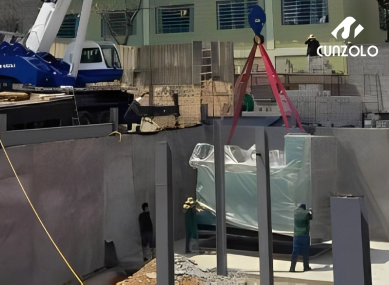 Operação com o Guindaste Rodoviário Cunzolo GS700 para a descarga e içamento de um forno pesando 10.5 toneladas na cidade de Taubaté.