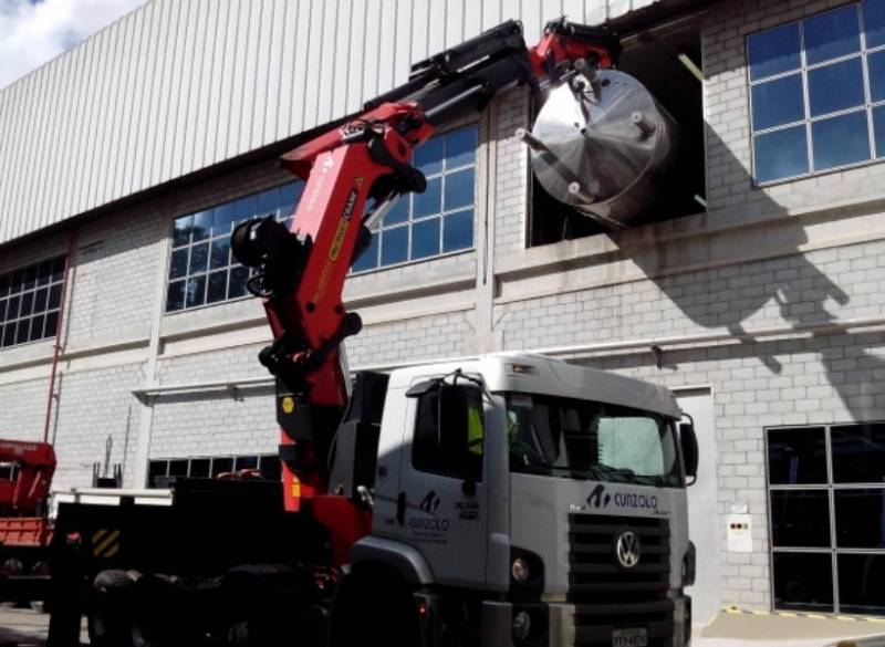 A Cunzolo realizou com sucesso o içamento de tanques e reatores no Rio de Janeiro. Além do Guindaste Articulado PK 100002F (Cap. 25t), foram utilizadas as empilhadeiras Komatsu FG 45-7 4t e Hyundai 4,5t.