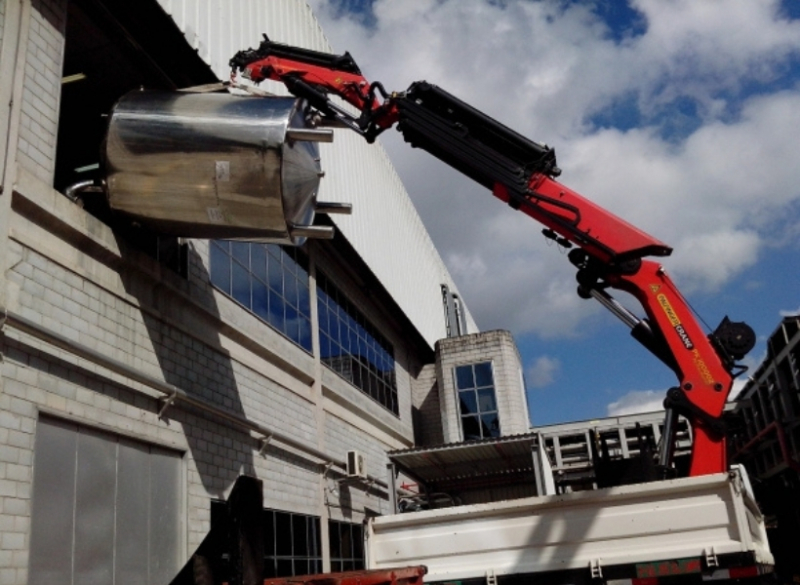 A Cunzolo realizou com sucesso o içamento de tanques e reatores no Rio de Janeiro. Além do Guindaste Articulado PK 100002F (Cap. 25t), foram utilizadas as empilhadeiras Komatsu FG 45-7 4t e Hyundai 4,5t.