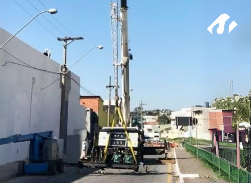 A equipe da Cunzolo realizou um içamento com guindaste em Vinhedo-SP.