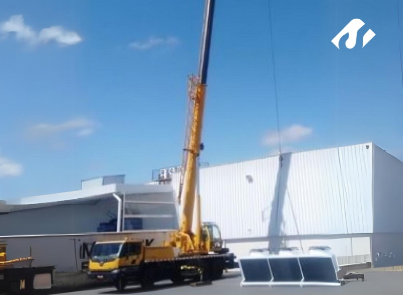 Com o auxílio do Guindaste Rodoviário, a Cunzolo realizou uma operação de içamento na cidade de Itatiba-SP.