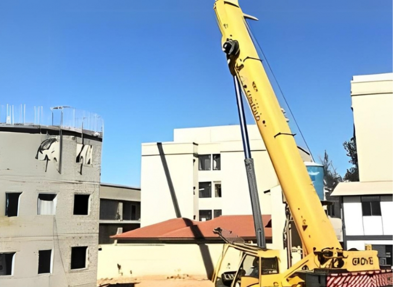 Guindaste Grove na construção de prédios em Vinhedo-SP. Guindaste Grove da Cunzolo em ação na construção de prédios na cidade de Vinhedo-SP.