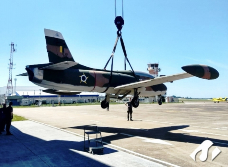 O primeiro avião de caça a jato fabricado no Brasil foi transportado e içado pela equipe Cunzolo em São José dos Campos-SP. 