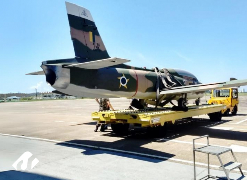 O primeiro avião de caça a jato fabricado no Brasil foi transportado e içado pela equipe Cunzolo em São José dos Campos-SP. 