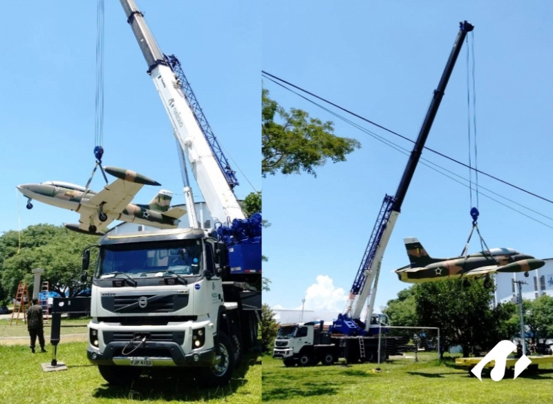O primeiro avião de caça a jato fabricado no Brasil foi transportado e içado pela equipe Cunzolo em São José dos Campos-SP. 