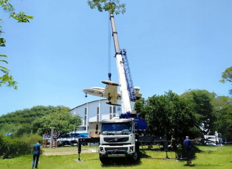 O primeiro avião de caça a jato fabricado no Brasil foi transportado e içado pela equipe Cunzolo em São José dos Campos-SP. 