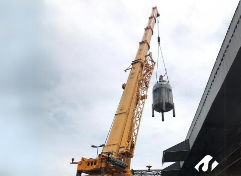 Operação de Içamento com Guindaste Rodoviário LTM 1200 realizada pela Cunzolo em Vinhedo-SP.