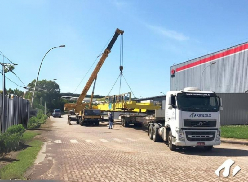 Operação realizada pela Cunzolo com carretada extensiva e os guindastes LTM1200, QY70K, PK 100.000 TM130 em Atibaia-SP