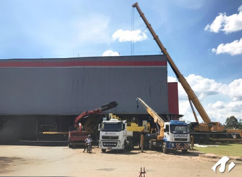 Operação realizada pela Cunzolo com carretada extensiva e os guindastes LTM1200, QY70K, PK 100.000 TM130 em Atibaia-SP
