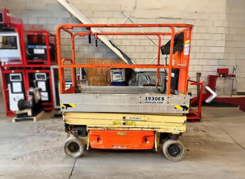 A Plataforma Tipo Tesoura - Pantográfica - JLG 1930 trabalha sem emissão de gases e com baixo ruído. Ideal para locais apertados por ser uma plataforma estreita que passa até em portas de tamanho padrão. 