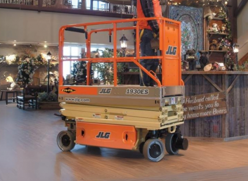 A Plataforma Tipo Tesoura - Pantográfica - JLG 1930 trabalha sem emissão de gases e com baixo ruído. Ideal para locais apertados por ser uma plataforma estreita que passa até em portas de tamanho padrão. 